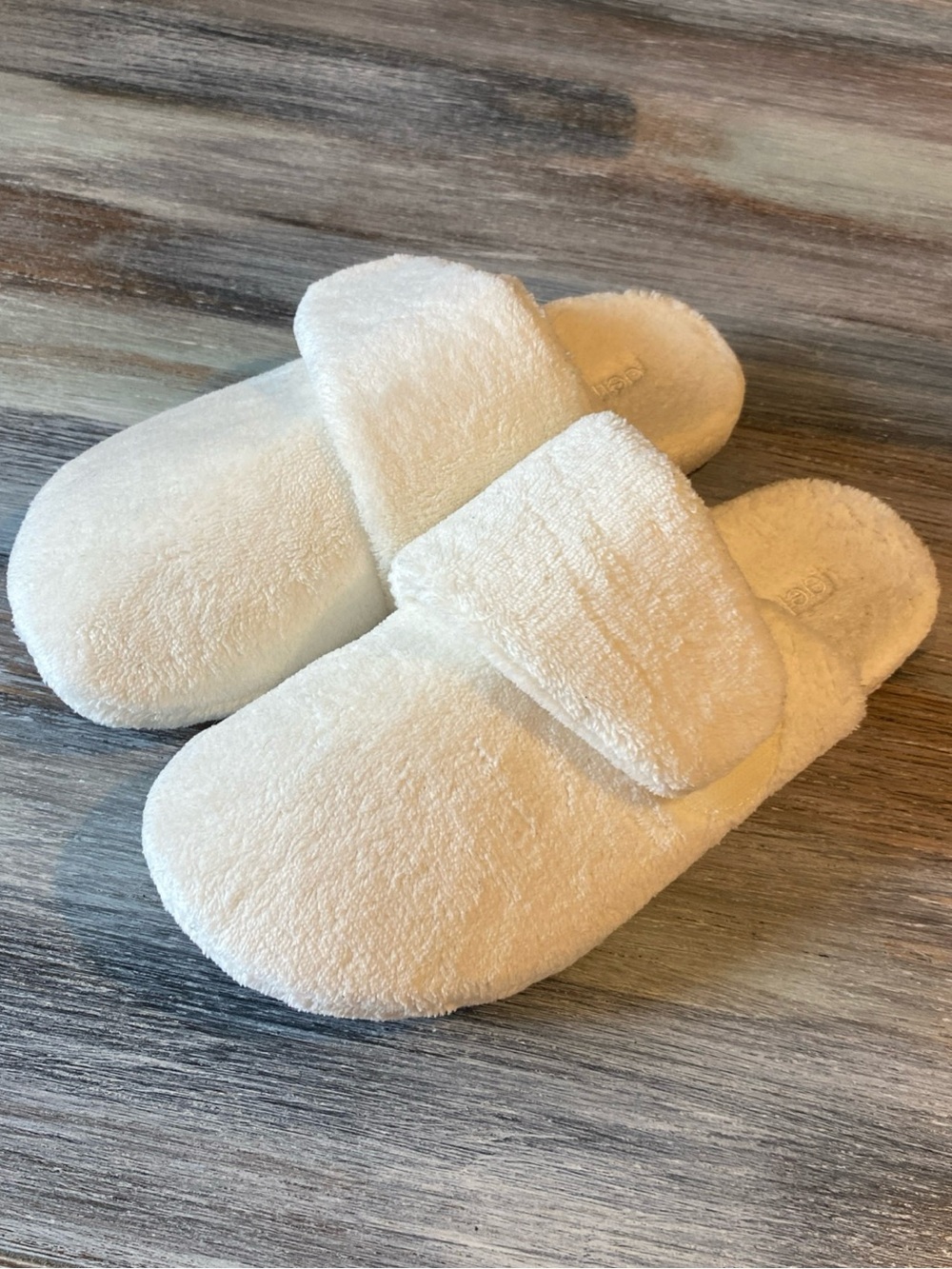 Aetrex Women's Mandy orthopaedic house slippers featuring adjustable Strap 7.5-8
